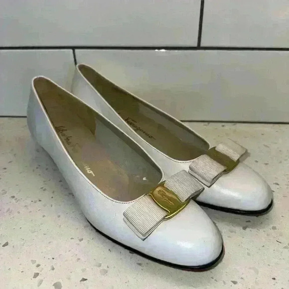 Salvatore Ferragamo Vara Bow Accent Pumps‎ (White Leather) Size 7AA